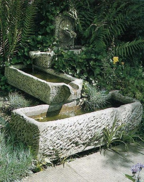 Steingartenbrunnen groß in sandsteinrot