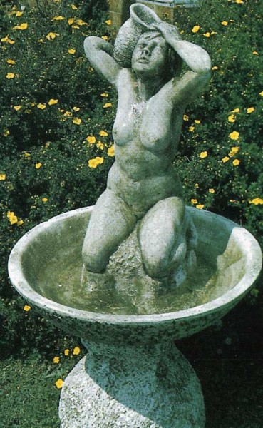 Springbrunnen Frau mit Krug kalksteingrau